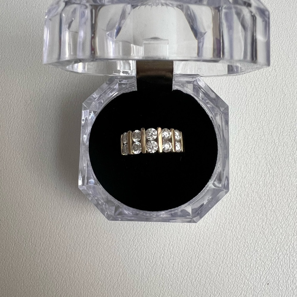 Diamond ring with 10 big stones